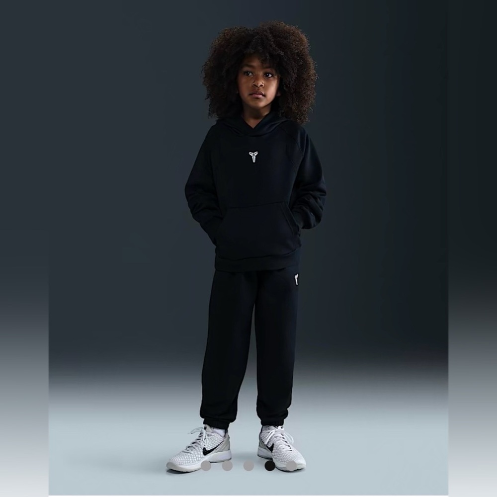 NWT! Kobe Big Kids' Nike Therma-FIT Pullover
Hoodie - Picture 4 of 12